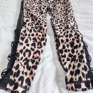 Women's leopard print stretch leggings, Medium. EUC